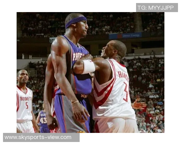 小孩追逐姚明的梦想与勇气在篮球场上绽放光芒