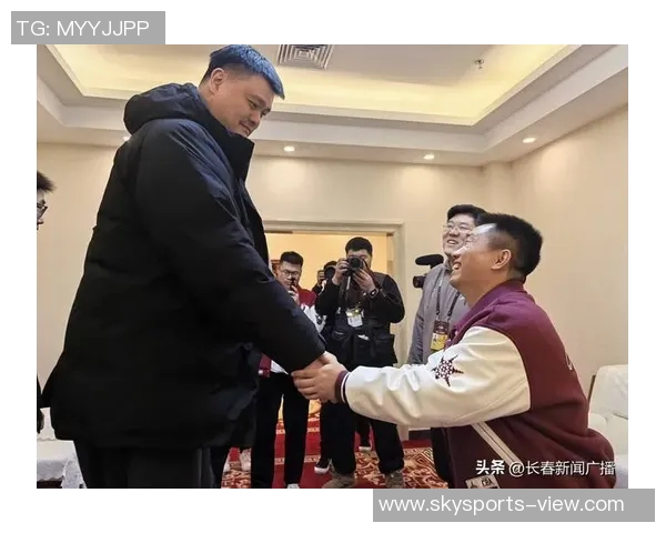 姚明与CBA明星球员合照回顾展现篮球魅力与团队精神的精彩瞬间