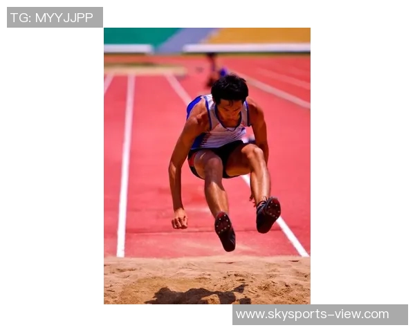 姚明赛场奋战瞬间擦汗图展现运动员拼搏精神与不屈意志