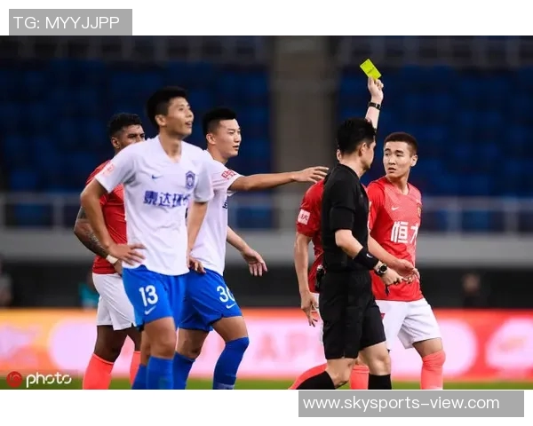 西甲激战：拜仁险胜那不勒斯争议判罚引发全场热议